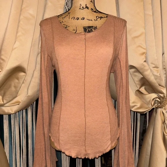 🍂FREE PEOPLE🍂CINNAMON BELL SLEEVE UNRHYMED TEE🍂 - Picture 4 of 12